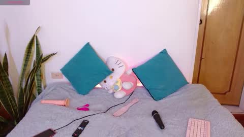 Snapshot of w_kittycat chatting on 11/21/25, 09:46 kitty SUPORT ME AND MY BABY SINGLE MOMY online show from 11/21/25, 09:46