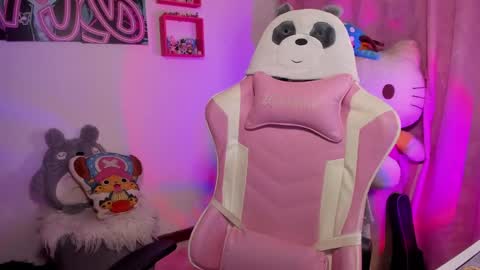 Snapshot of waifu_aika chatting on 09/22/25, 10:34 AIKA online show from 09/22/25, 10:34