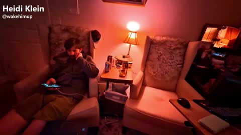 Snapshot of wakehimup chatting on 11/22/25, 07:29 wakehimup online show from 11/22/25, 07:29