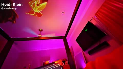 Snapshot of wakehimup chatting on 12/17/25, 09:48 wakehimup online show from 12/17/25, 09:48