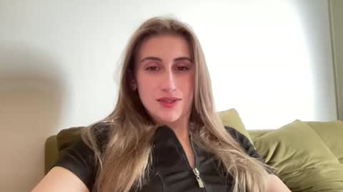 Snapshot of walkiria19 chatting on 06/14/26, 12:18 walkiria19 online show from 06/14/26, 12:18