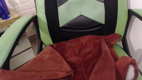 Snapshot of we_n_you chatting on 01/21/25, 01:22 Trixie 3 online show from 01/21/25, 01:22