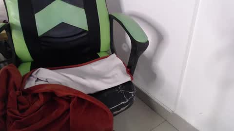 Snapshot of we_n_you chatting on 01/24/25, 04:49 Trixie 3 online show from 01/24/25, 04:49