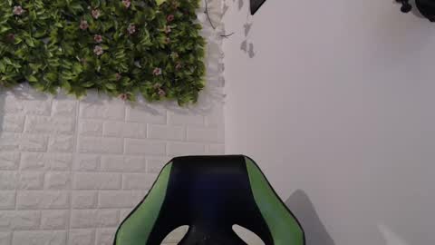 Snapshot of we_n_you chatting on 01/27/25, 05:04 Trixie 3 online show from 01/27/25, 05:04