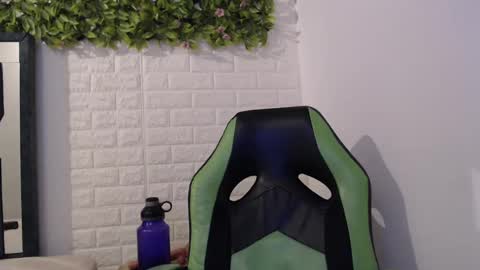 Snapshot of we_n_you chatting on 01/31/25, 07:40 Trixie 3 online show from 01/31/25, 07:40