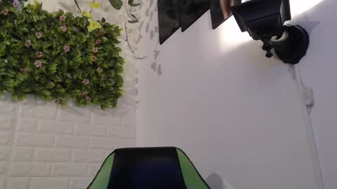 Snapshot of we_n_you chatting on 02/12/25, 05:37 Trixie 3 online show from 02/12/25, 05:37