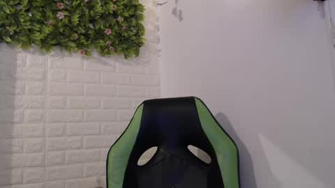 Snapshot of we_n_you chatting on 02/13/25, 04:39 Trixie 3 online show from 02/13/25, 04:39