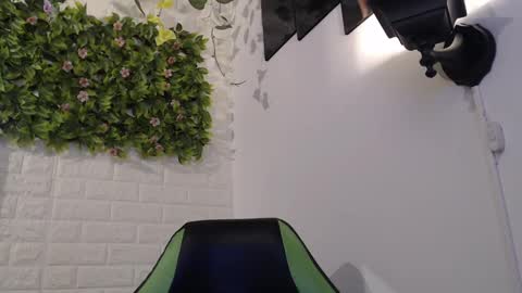 Snapshot of we_n_you chatting on 02/13/25, 07:42 Trixie 3 online show from 02/13/25, 07:42