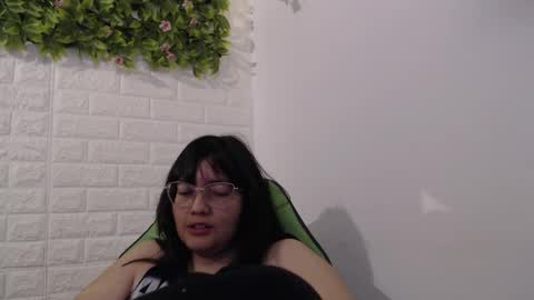 Snapshot of we_n_you chatting on 02/14/25, 02:12 Trixie 3 online show from 02/14/25, 02:12