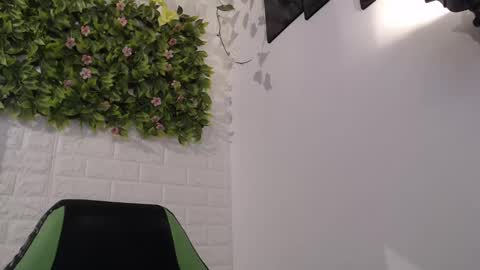 Snapshot of we_n_you chatting on 02/14/25, 11:20 Trixie 3 online show from 02/14/25, 11:20