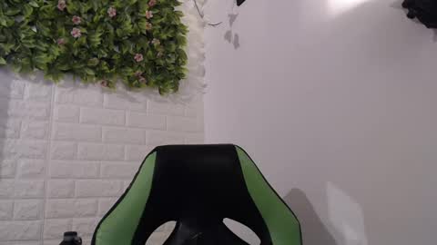 Snapshot of we_n_you chatting on 02/15/25, 03:17 Trixie 3 online show from 02/15/25, 03:17