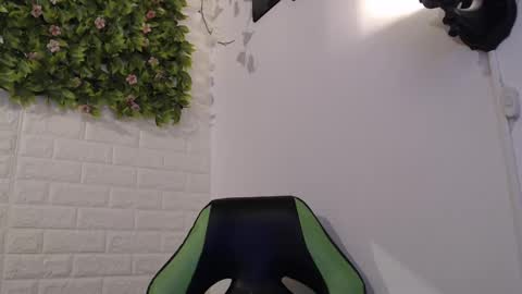 Snapshot of we_n_you chatting on 02/22/25, 08:09 Trixie 3 online show from 02/22/25, 08:09