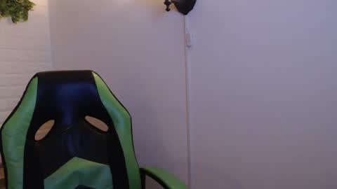 Snapshot of we_n_you chatting on 03/01/25, 12:34 Trixie 3 online show from 03/01/25, 12:34