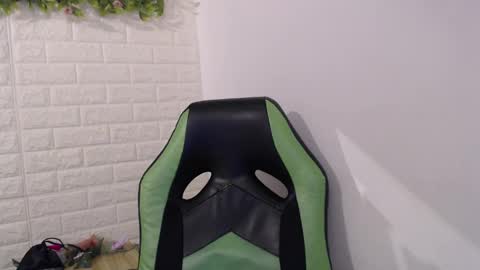 Snapshot of we_n_you chatting on 03/10/25, 06:12 Trixie 3 online show from 03/10/25, 06:12