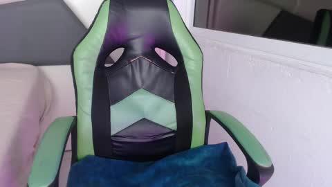 Snapshot of we_n_you chatting on 09/15/25, 01:44 Trixie 3 online show from 09/15/25, 01:44