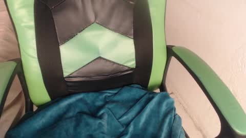 Snapshot of we_n_you chatting on 10/15/25, 01:55 Trixie 3 online show from 10/15/25, 01:55