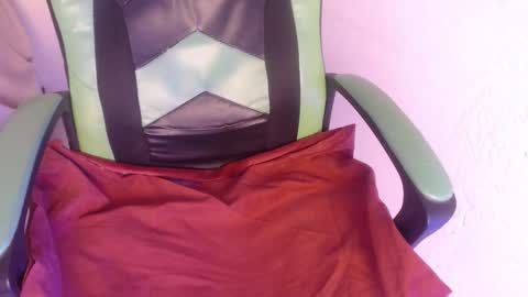 Snapshot of we_n_you chatting on 10/21/25, 01:45 Trixie 3 online show from 10/21/25, 01:45