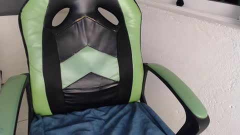 Snapshot of we_n_you chatting on 10/26/25, 01:17 Trixie 3 online show from 10/26/25, 01:17