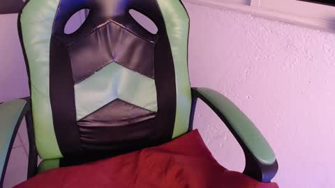 Snapshot of we_n_you chatting on 10/28/25, 05:04 Trixie 3 online show from 10/28/25, 05:04