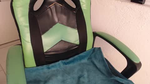 Snapshot of we_n_you chatting on 11/12/25, 02:17 Trixie 3 online show from 11/12/25, 02:17