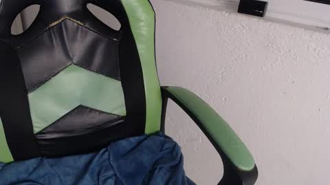 Snapshot of we_n_you chatting on 11/19/25, 02:39 Trixie 3 online show from 11/19/25, 02:39