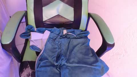 Snapshot of we_n_you chatting on 11/20/25, 02:45 Trixie 3 online show from 11/20/25, 02:45