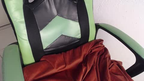 Snapshot of we_n_you chatting on 11/25/25, 02:39 Trixie 3 online show from 11/25/25, 02:39