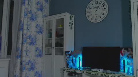 Snapshot of weed_princesss chatting on 12/29/24, 04:51 moon online show from 12/29/24, 04:51