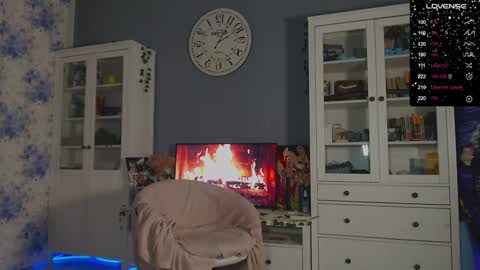 Snapshot of weed_princesss chatting on 12/30/24, 05:34 moon online show from 12/30/24, 05:34