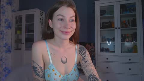 Snapshot of weed_princesss chatting on 02/01/25, 12:47 moon online show from 02/01/25, 12:47