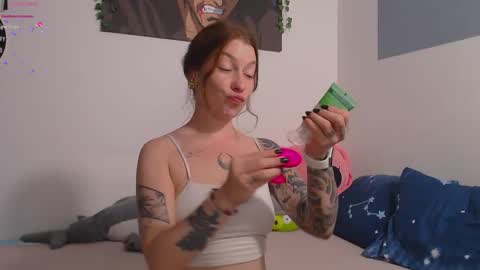 Snapshot of weed_princesss chatting on 09/14/25, 12:59 moon online show from 09/14/25, 12:59