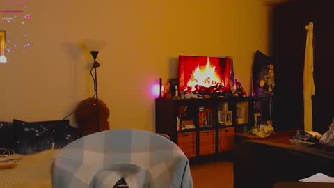 Snapshot of weed_princesss chatting on 10/31/25, 09:05 moon online show from 10/31/25, 09:05