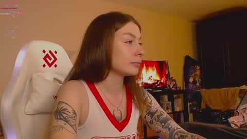 Snapshot of weed_princesss chatting on 11/08/25, 03:56 moon online show from 11/08/25, 03:56