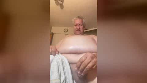 Snapshot of weightroom1958 chatting on 08/08/26, 04:36 weightroom1958 online show from 08/08/26, 04:36