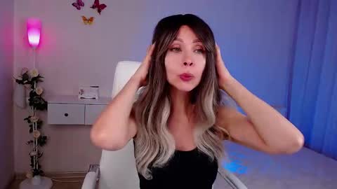 Snapshot of wendifoster chatting on 11/06/25, 07:04 Wendi Foster online show from 11/06/25, 07:04