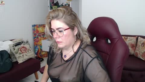 Snapshot of wet_liss chatting on 12/27/24, 02:47 Diva online show from 12/27/24, 02:47