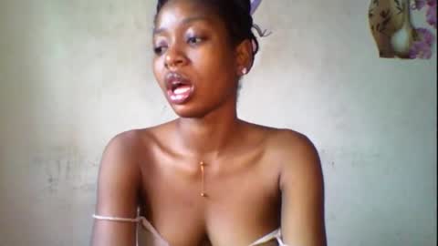 Snapshot of wet_pussy200 chatting on 10/27/25, 08:29 Bella online show from 10/27/25, 08:29