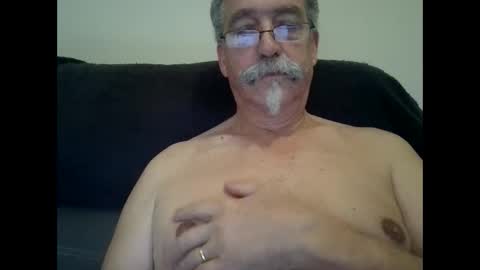 Snapshot of whatever8 chatting on 12/19/25, 04:14 whatever8 online show from 12/19/25, 04:14