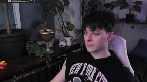 Snapshot of whiteegrimm chatting on 01/22/25, 06:31 Gus online show from 01/22/25, 06:31