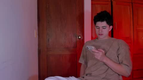 whos_he online show from 01/06/26, 07:39