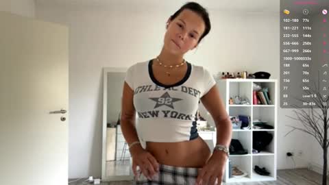 Mia online show from 09/26/25, 07:12