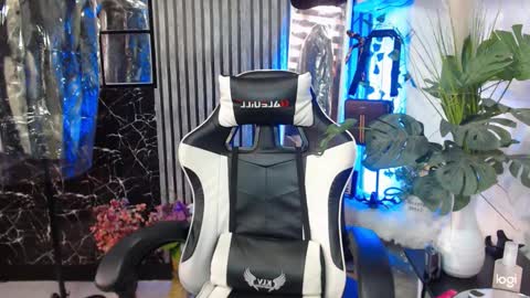 Snapshot of wildasianhorsecockts chatting on 03/12/25, 07:35 Chachi online show from 03/12/25, 07:35