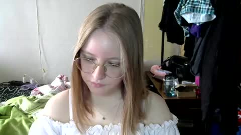 Snapshot of willenasow chatting on 07/09/26, 05:44 Olivia online show from 07/09/26, 05:44