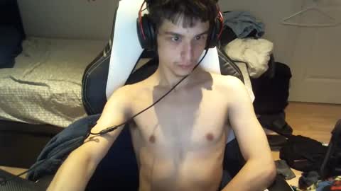 Snapshot of willfro_ chatting on 10/19/25, 01:39 willfro_ online show from 10/19/25, 01:39