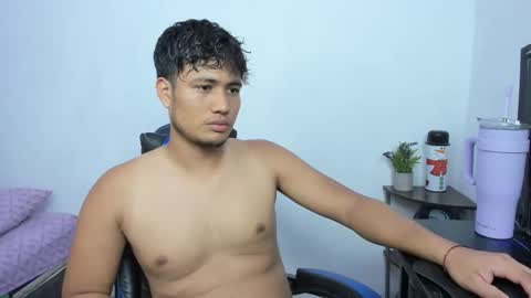 Snapshot of wish_coup_18151170 chatting on 12/17/25, 07:09 Alice and Mike online show from 12/17/25, 07:09