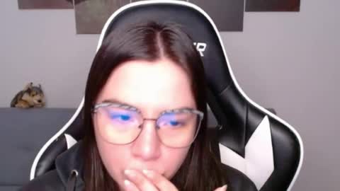 Snapshot of wolfs_daughter chatting on 07/04/26, 02:18 Alex online show from 07/04/26, 02:18