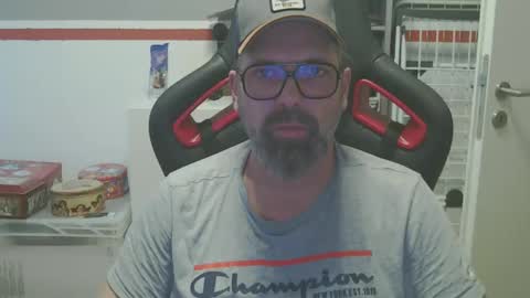 Snapshot of womenizzeer chatting on 12/13/24, 08:41 Adam online show from 12/13/24, 08:41