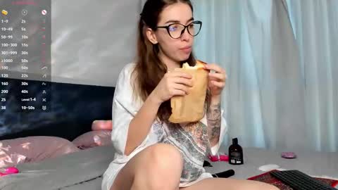 Hey Im Lina See you 12am - 6am GMT  3 online show from 02/03/26, 04:21