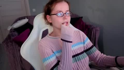 Snapshot of wow_luvng chatting on 09/21/25, 01:57 Rebecy online show from 09/21/25, 01:57