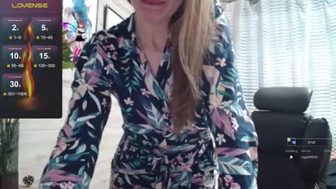 Snapshot of wow_porno_ chatting on 11/19/25, 12:05 Anna online show from 11/19/25, 12:05